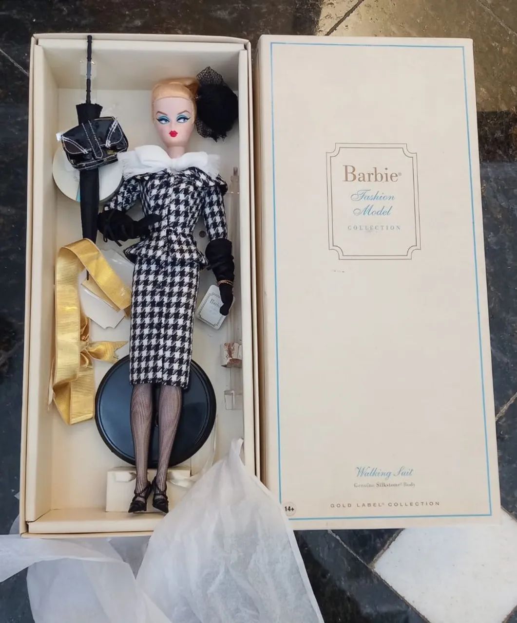 Boneca Barbie Fashion Model Collection Walking Suit Silkstone - Foto 2