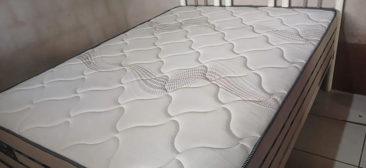 Vendo um colchão casal semi novo molas ensacadas 