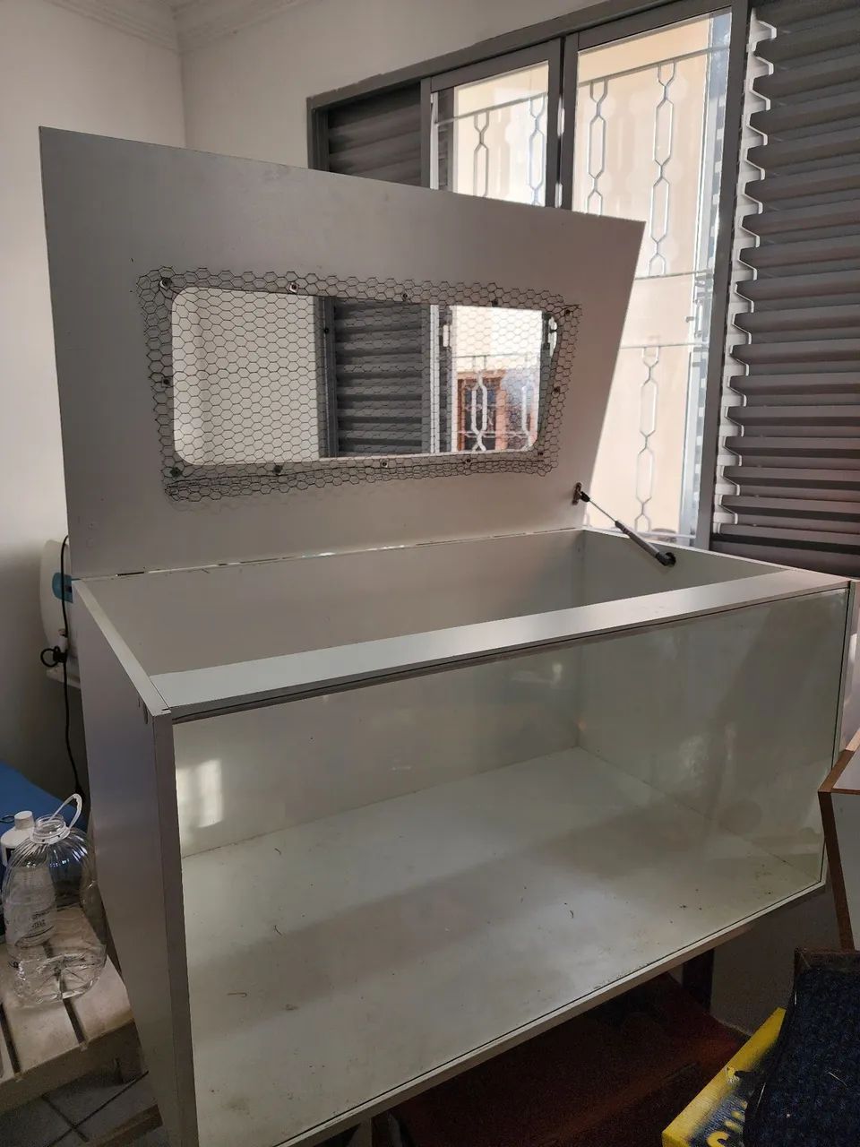 Terrario em MDF com pés cromados 