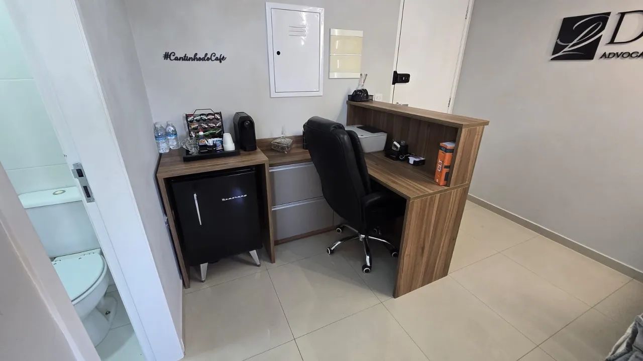 Mesa para escritório/consultório com armário 
