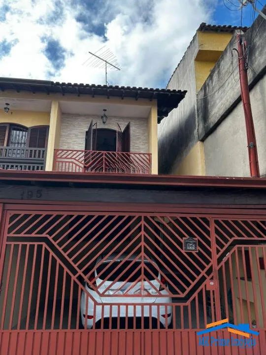 Casa com 3 quartos sendo 1 suíte e 2 vagas de garagem.