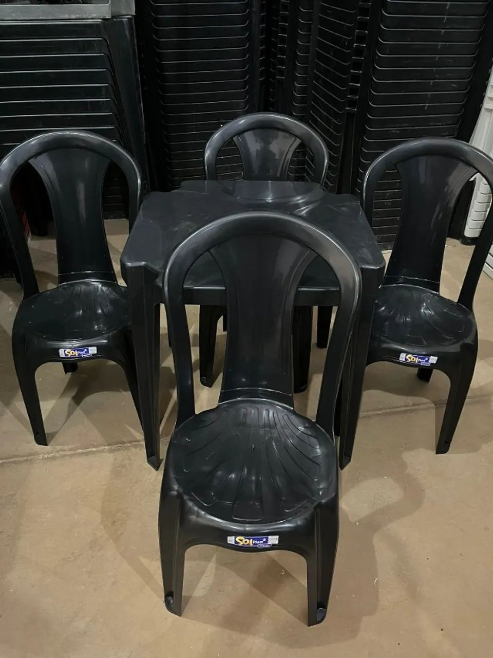 Jogo de Mesa com Cadeiras de Plastico