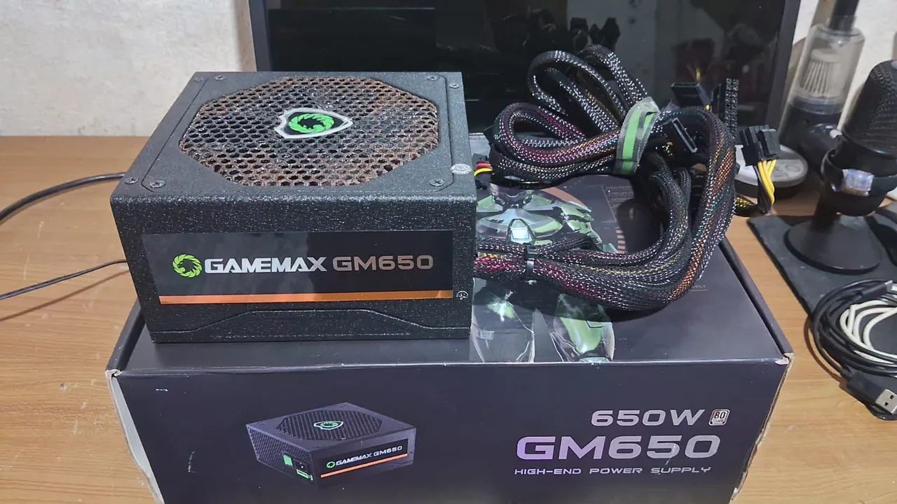 Fonte 650W GM Gamemax 80 Plus Bronze, funcionando perfeitamente.