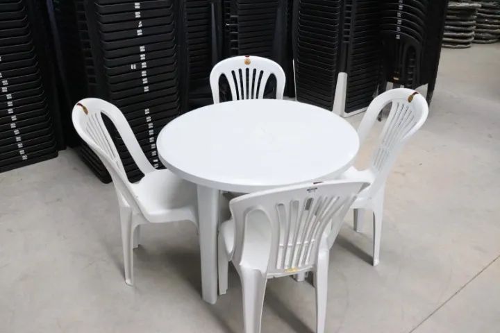 JOGO DE MESA DESMONTÁVEL E 4 CADEIRAS BRANCAS - Foto 3