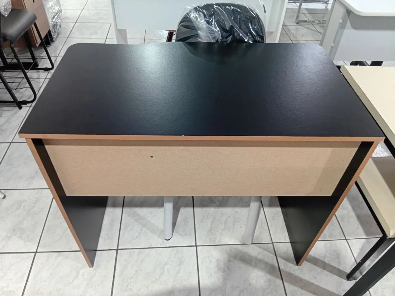Mesa 90cm e cadeira estofada  - Foto 2
