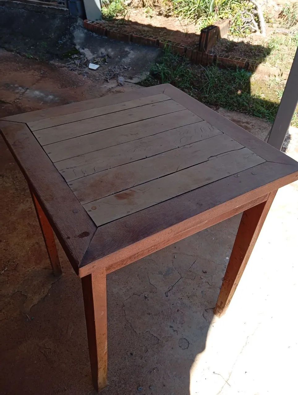 Mesa de madeira maciça 