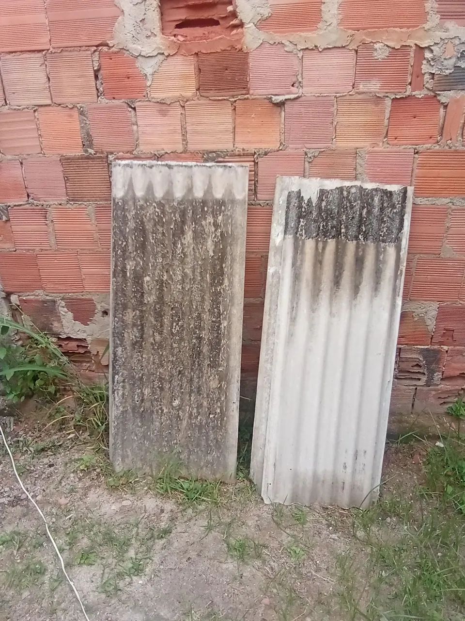 Vendo 12 sobras de telhas de amianto daquelas antigas!,, que variam de 1,40 m e 1,20 m e