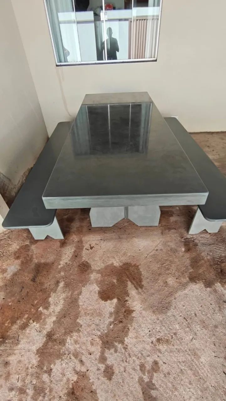 Mesa de ardósia com 2 bancos