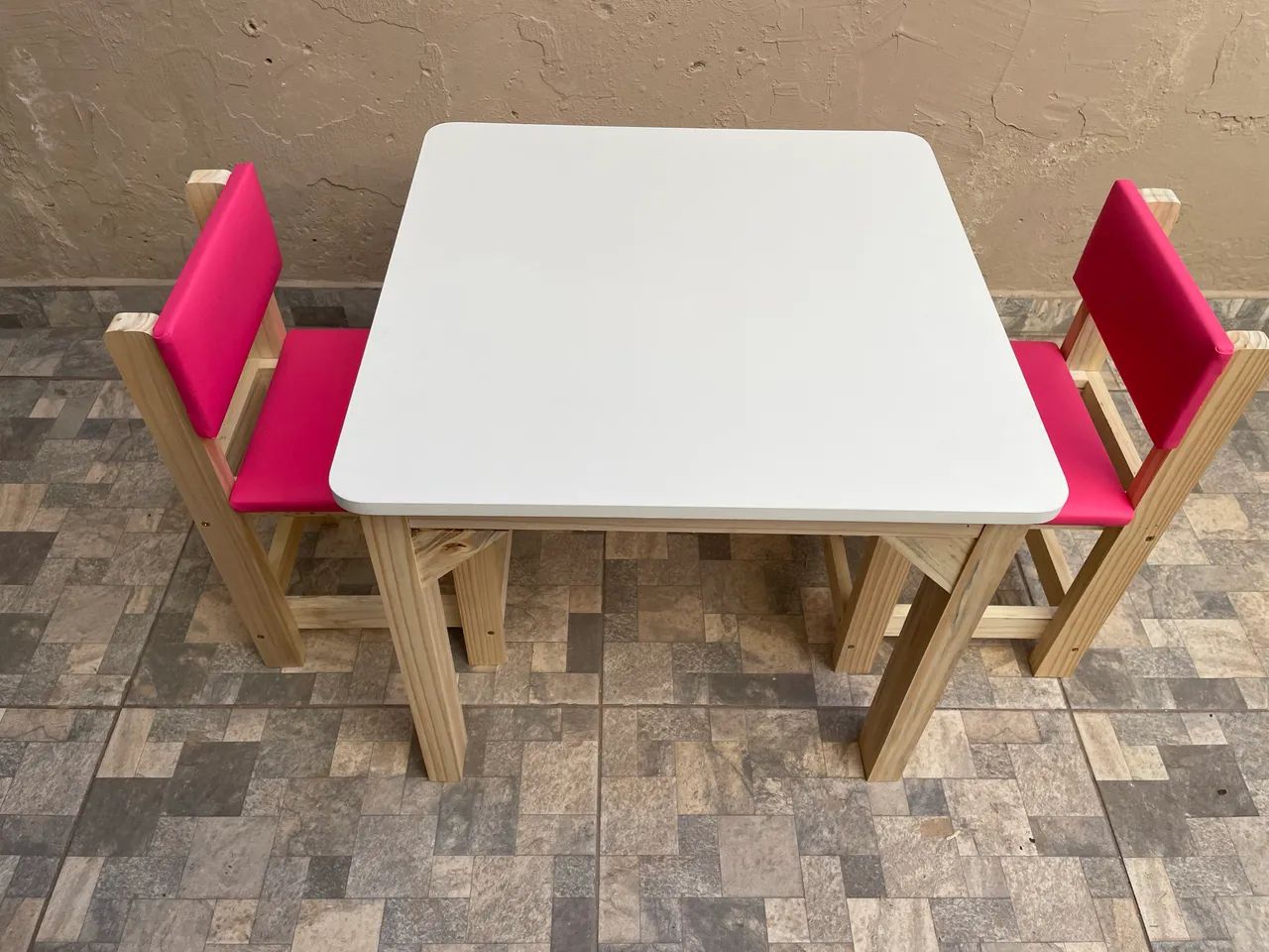 Mesa infantil com cadeiras estofadas rosas