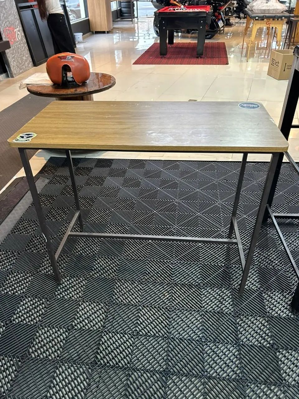 Conjunto Mesa Bistrô Industrial com 2 Banquetas Estofadas Vermelhas - Foto 3