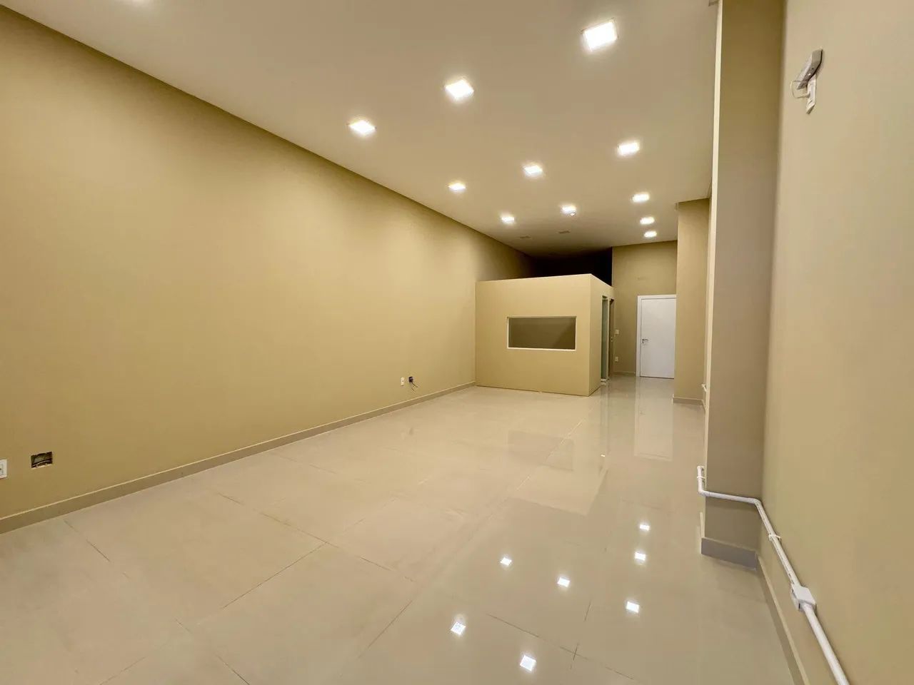 Sala comercial - localizado em Itapema / Meia Praia REF: DW650165 - Foto 2