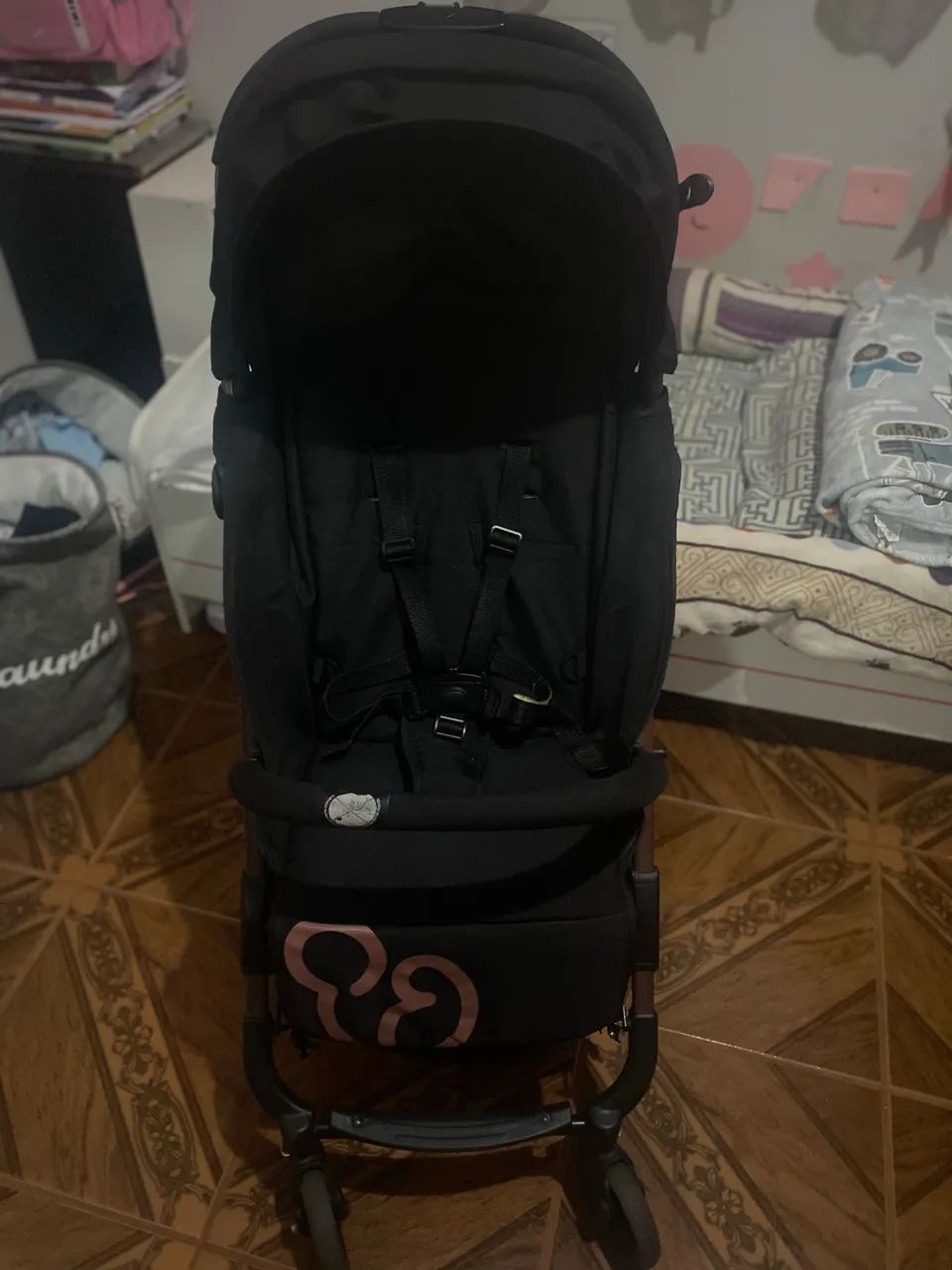 Carrinho de bebê.