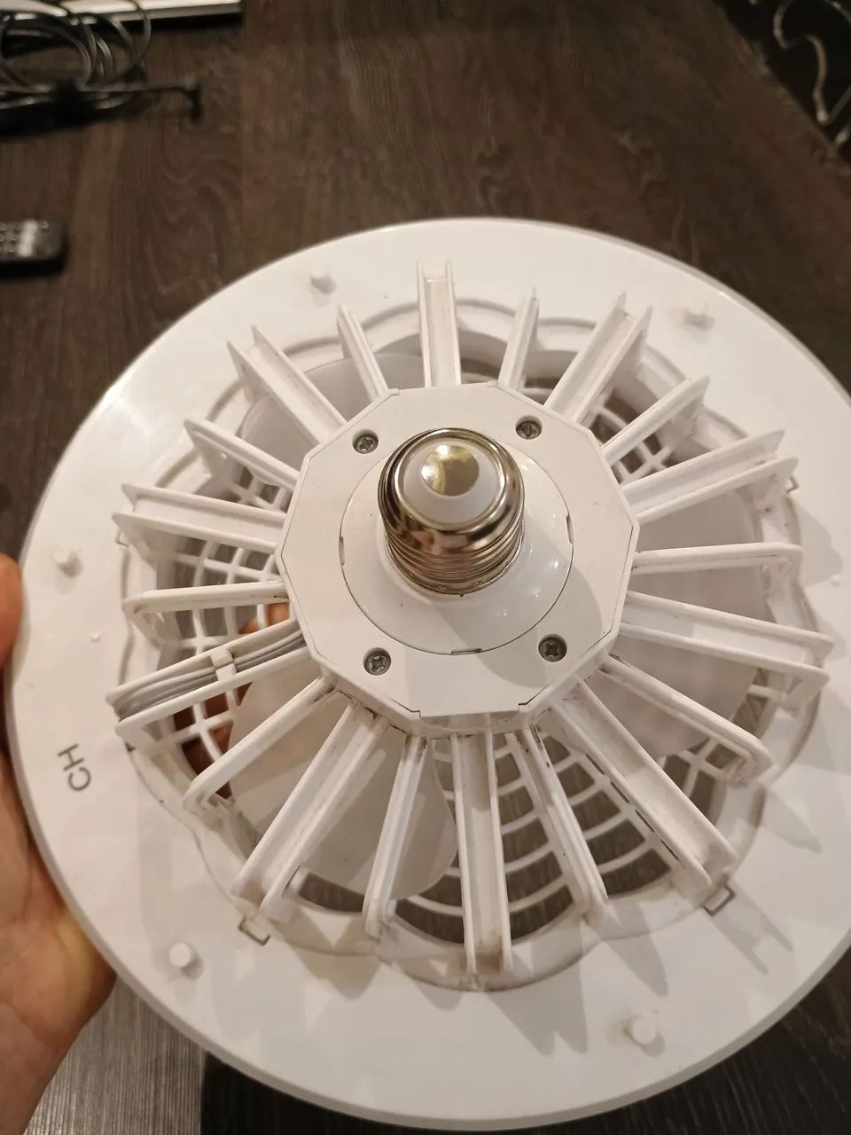 Ventilador + lâmpada E27 2 em 1 - Foto 4