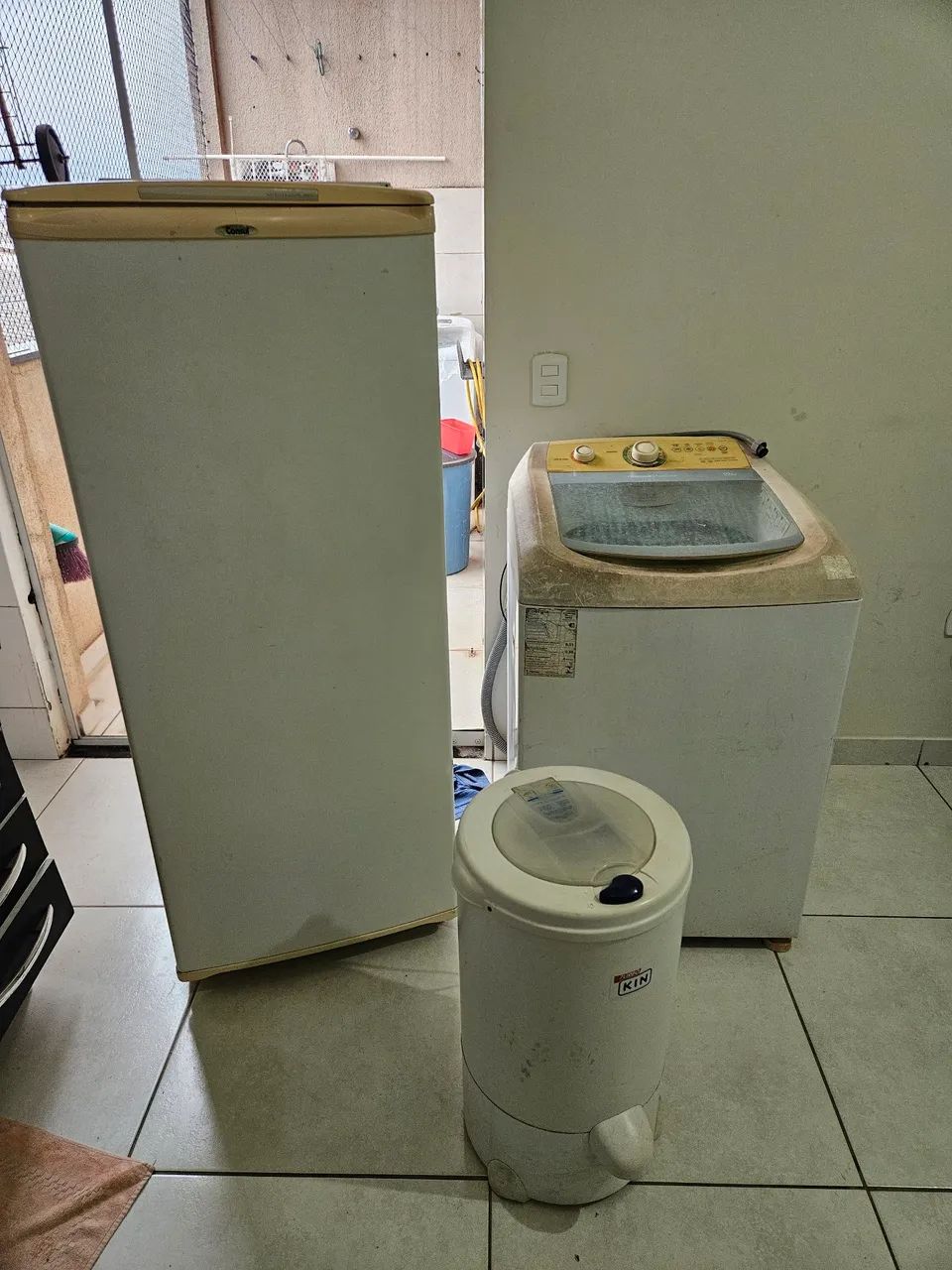 Geladeira, máquina e centrífuga