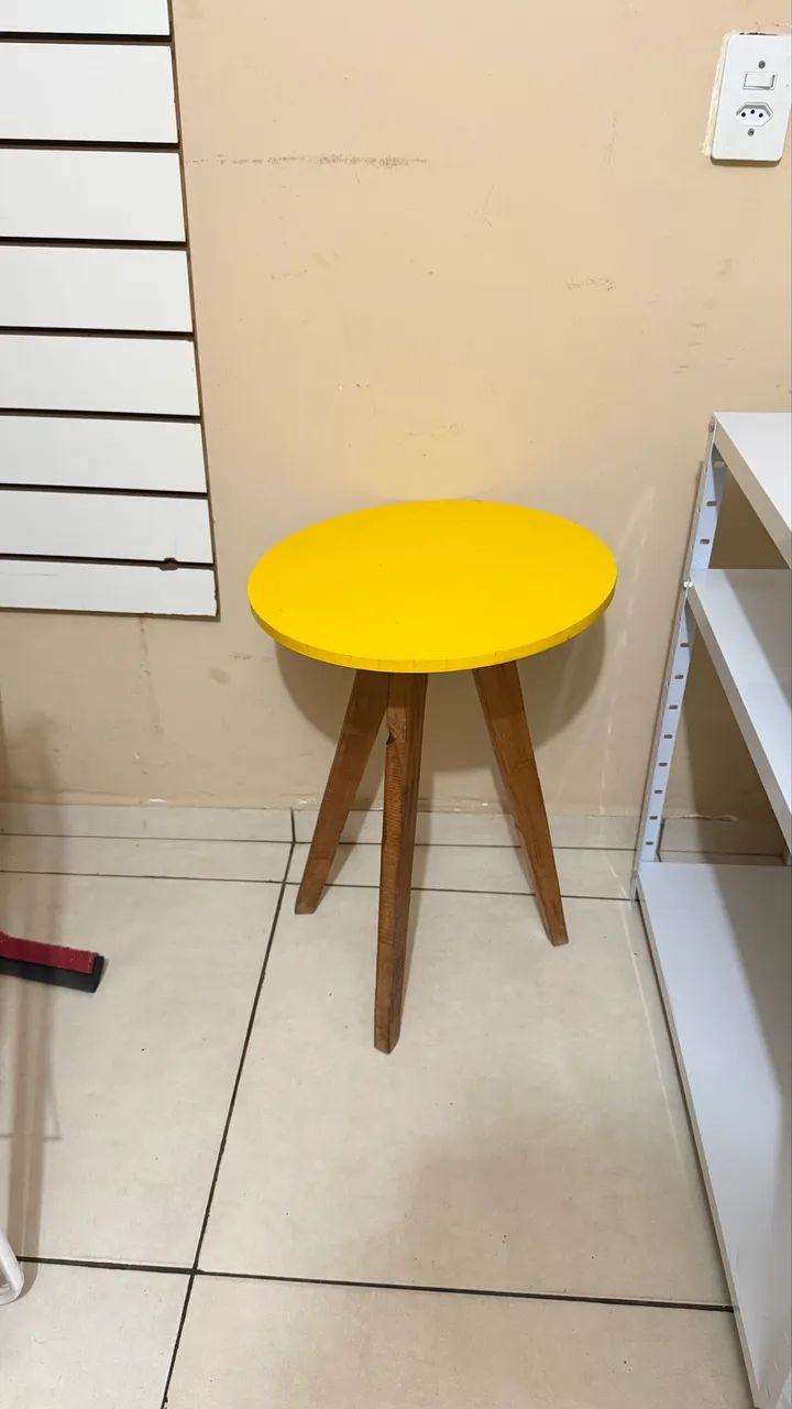 Mesinha de apoio pés palitos