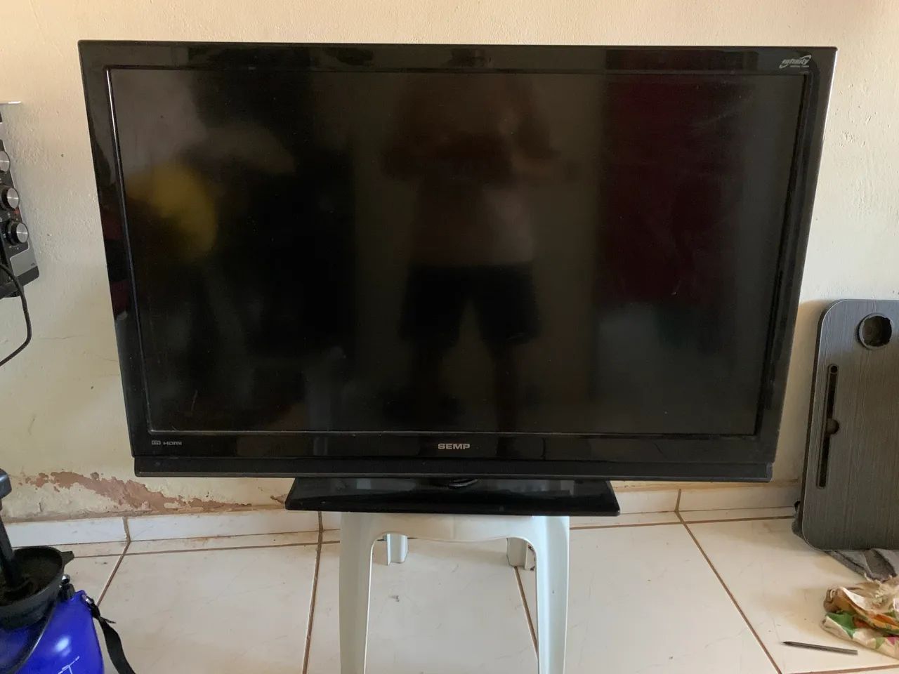 Vendo Televisão com Defeito. 