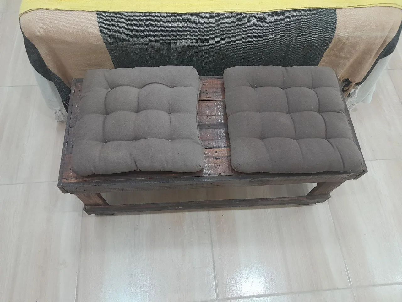 Banqueta para apoio na cama - não inclui as almofadas, somente a banqueta