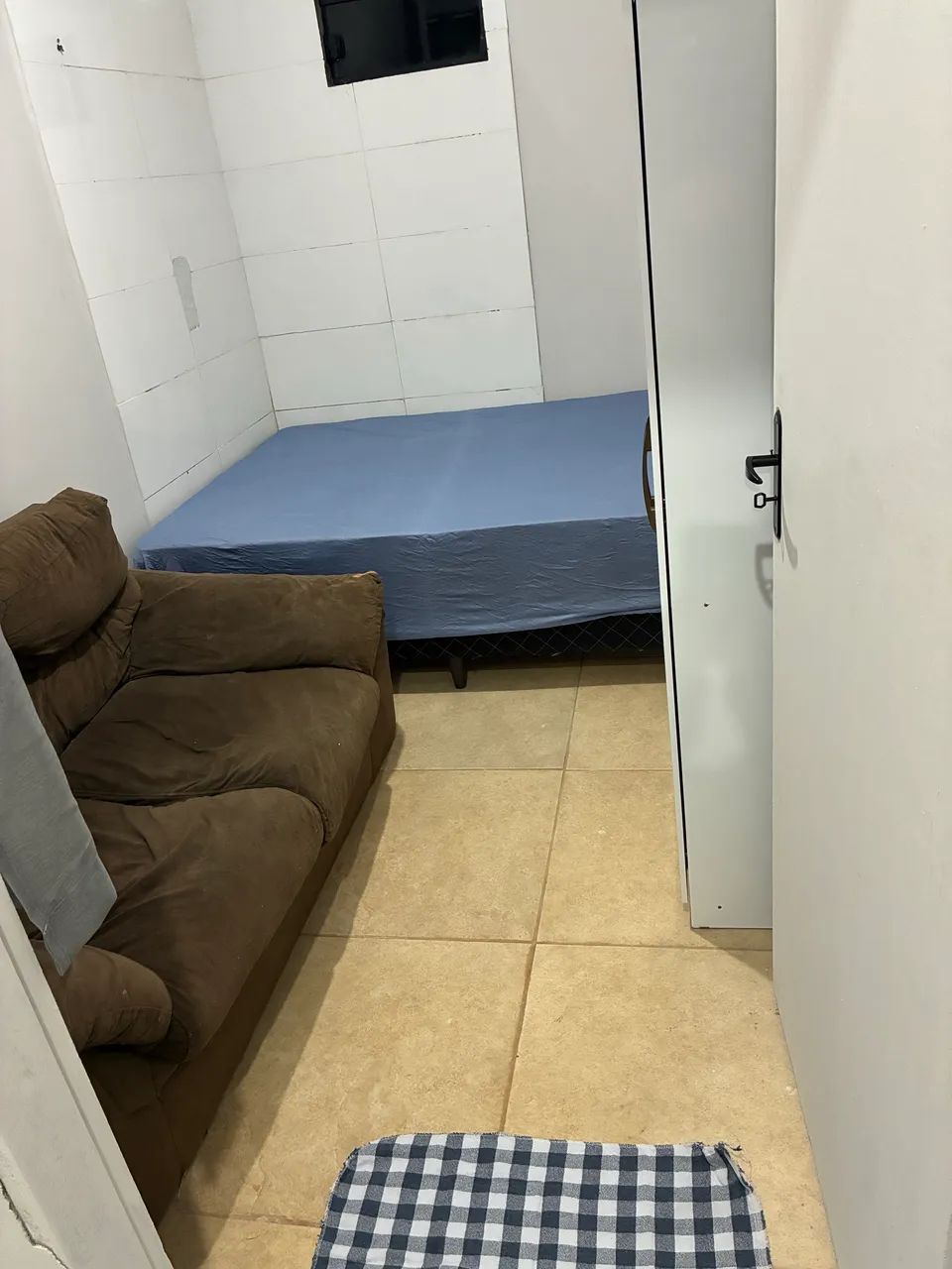 Alugo quarto para mulheres solteiras