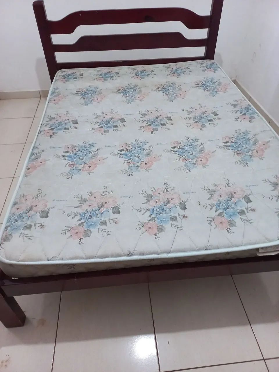 Vendo cama de casal madeira com colchão  - Foto 2