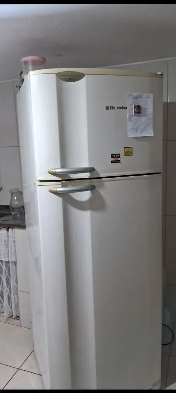 Vendo cama e geladeira 