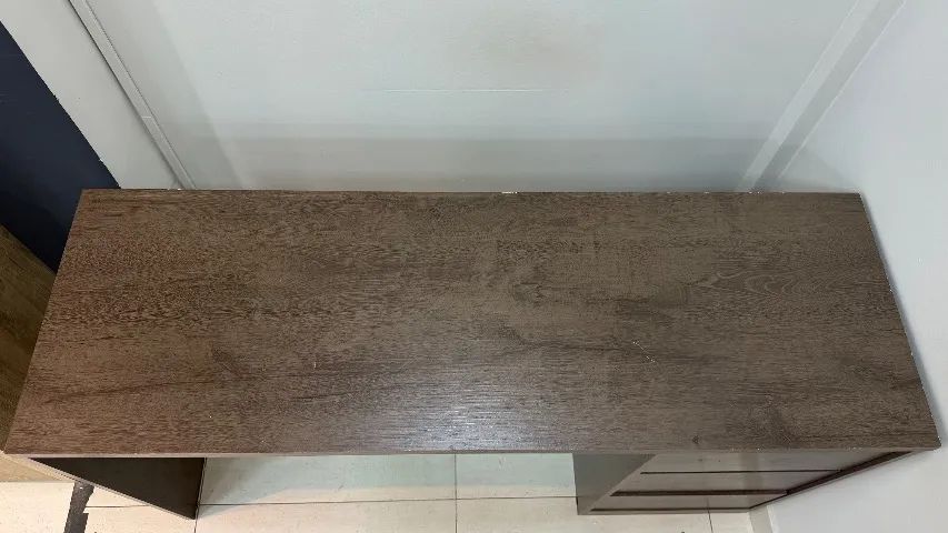 escrivaninha/mesa de escritório com gaveteiro lateral de 4 gavetas - Foto 3