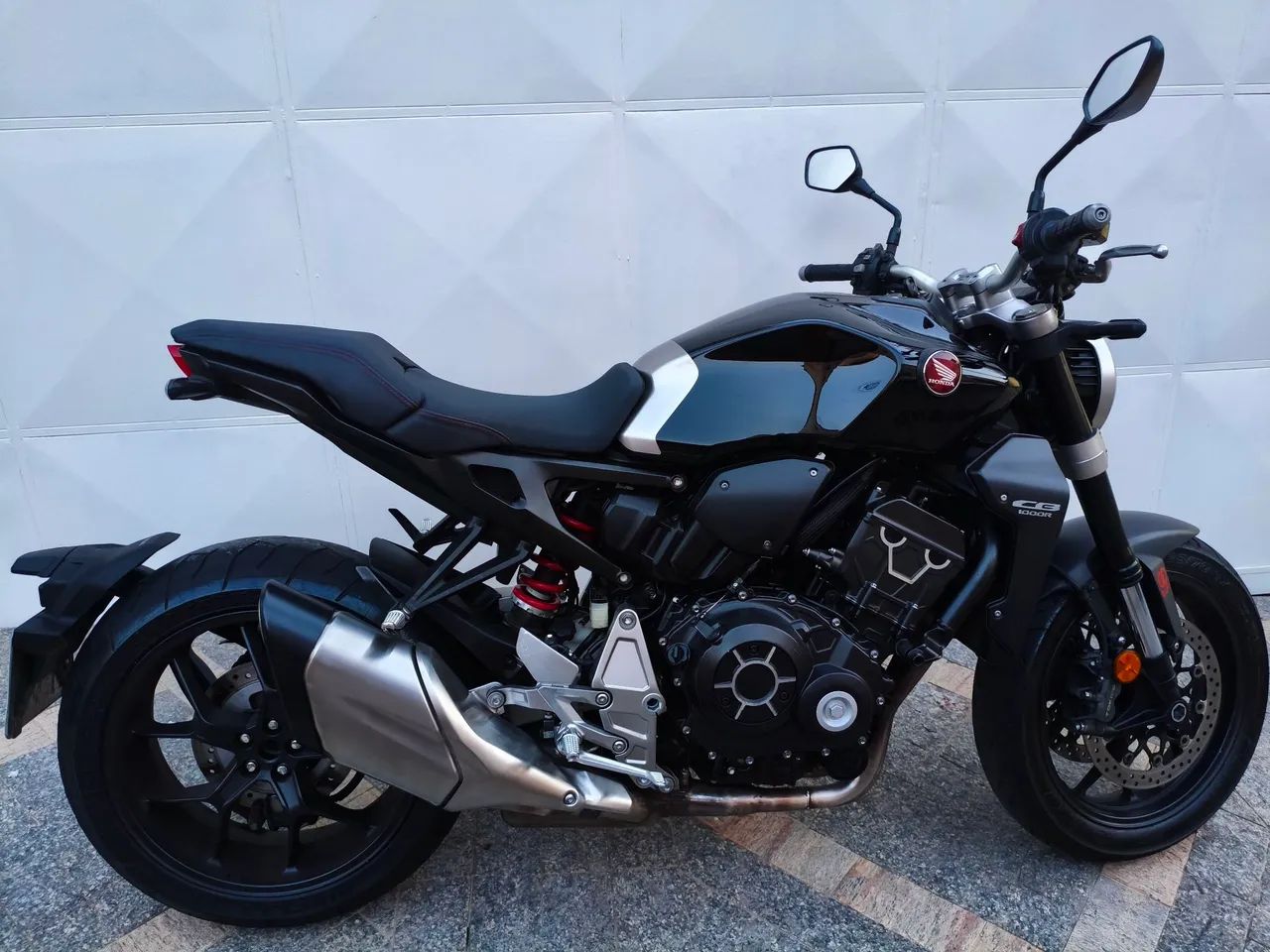 CB 1000 muito nova