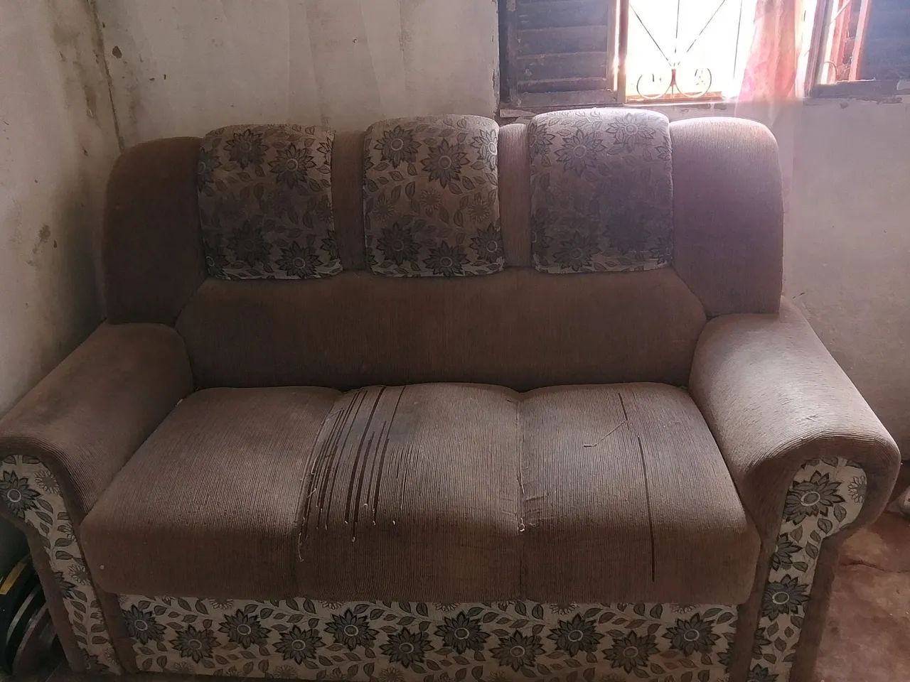 Vendo sofá ótimo estado só precisa lavar por que está guardado  - Foto 5