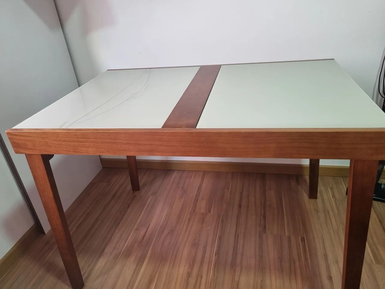 Mesa de jantar 4 ou 6 lugares 