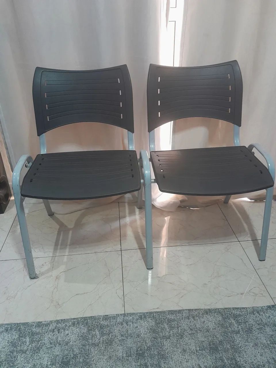 cadeira longarinna cor grafite Plástico resistente 