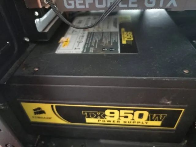 Fonte de alimentação Corsair 950-Watt TX Series 80 Plus certificada.