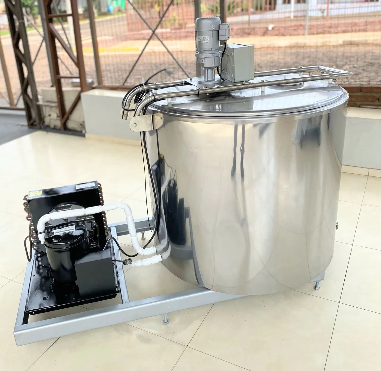 Tanque Resfriador Leite Tina 300 Litros Maturação de Base de Sorvetes e Misturar Açaí  - Foto 4