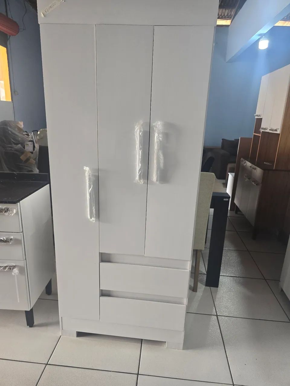 Guarda- roupa 3 pprtas e 2 gavetas valor 690 reais  - Foto 2