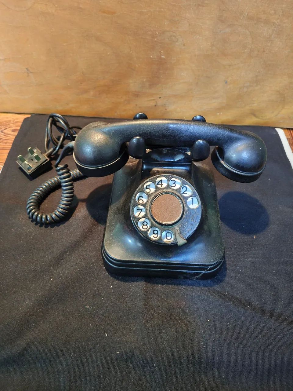 Antigo telefone em baquelite 
