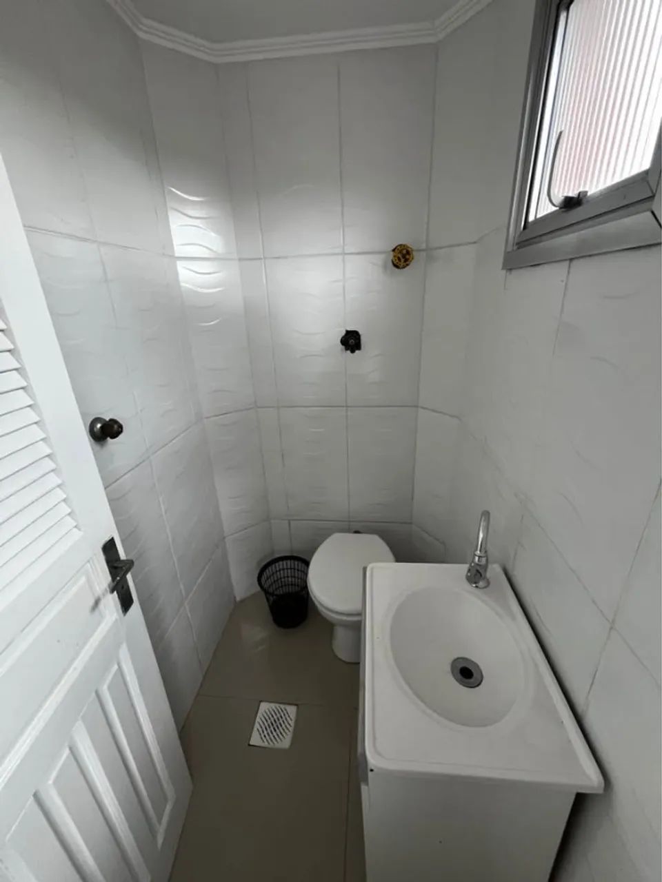 Apartamento mobiliado com 2 quartos e 2 banheiros - Três Vendas - Foto 2