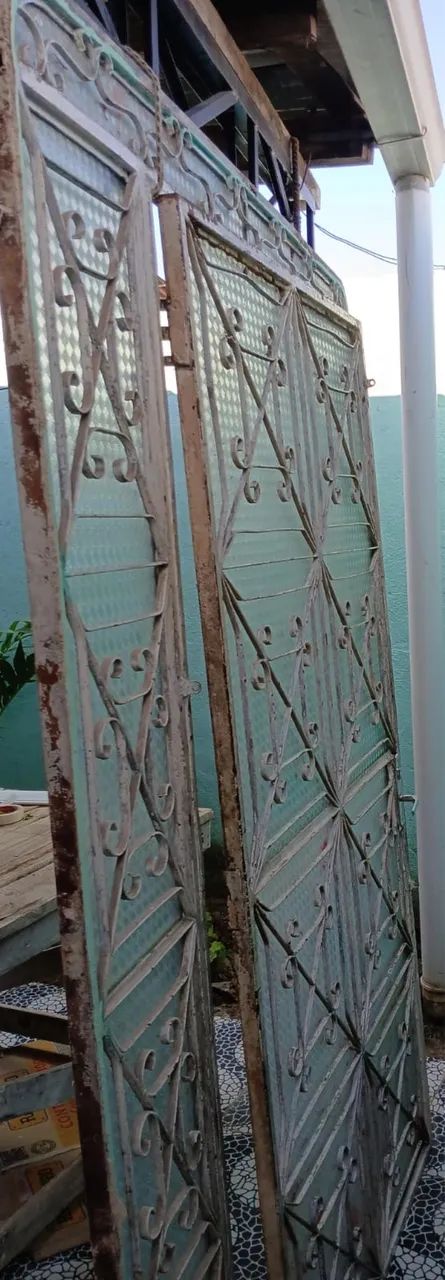 Vende-se Porta de ferro com vidros e portal - Foto 3