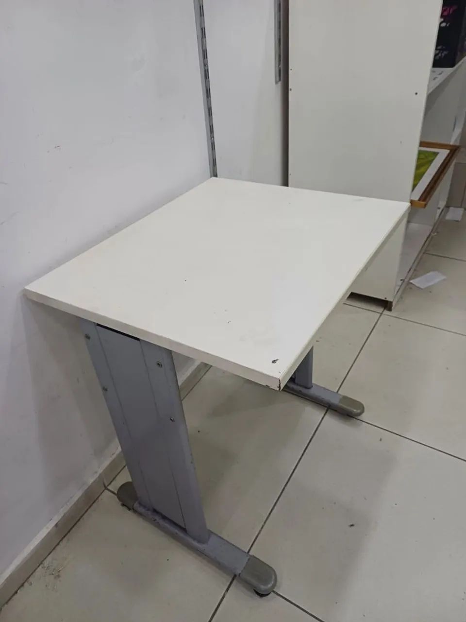 Mesa de escritorio pequena