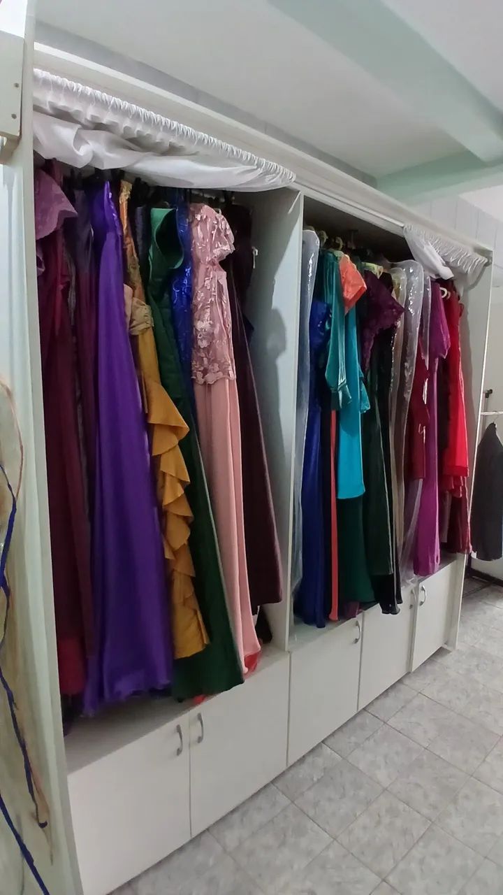 Vestidos, paletós, manequim, móveis. - Foto 2