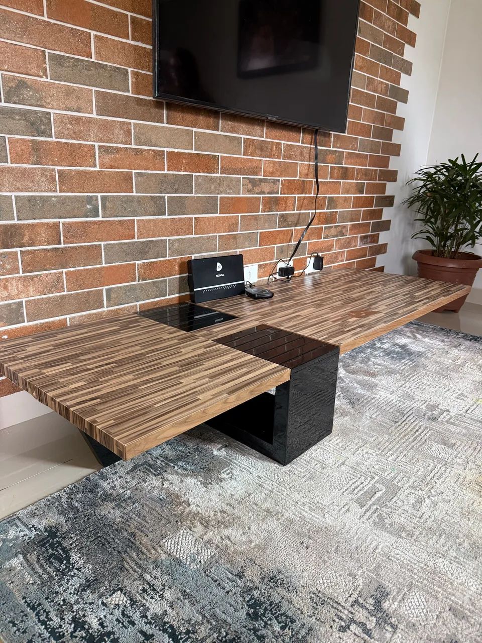 Mesa de centro em madeira com pés pretos robusto