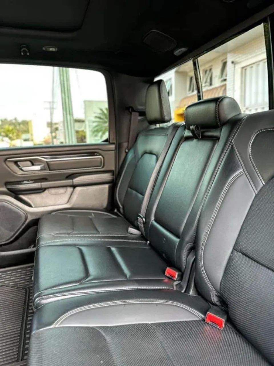 Ram Classic Laramie 5.7 V8 16V Gasolina 4X4 Aut. 2023 - Foto 2