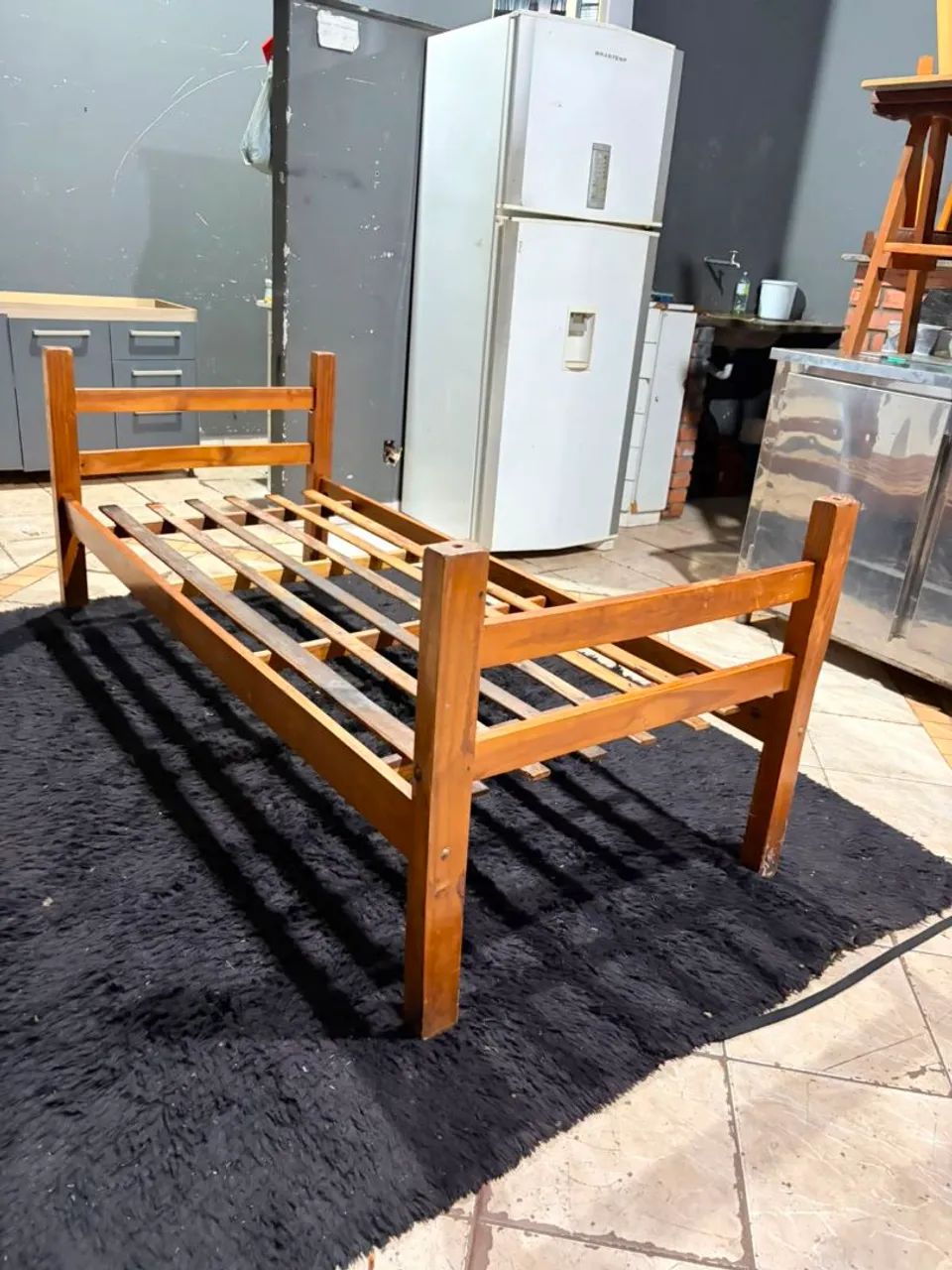Cama de madeira solteiro conservada ((ENTREGO GRATIS)) - Foto 3
