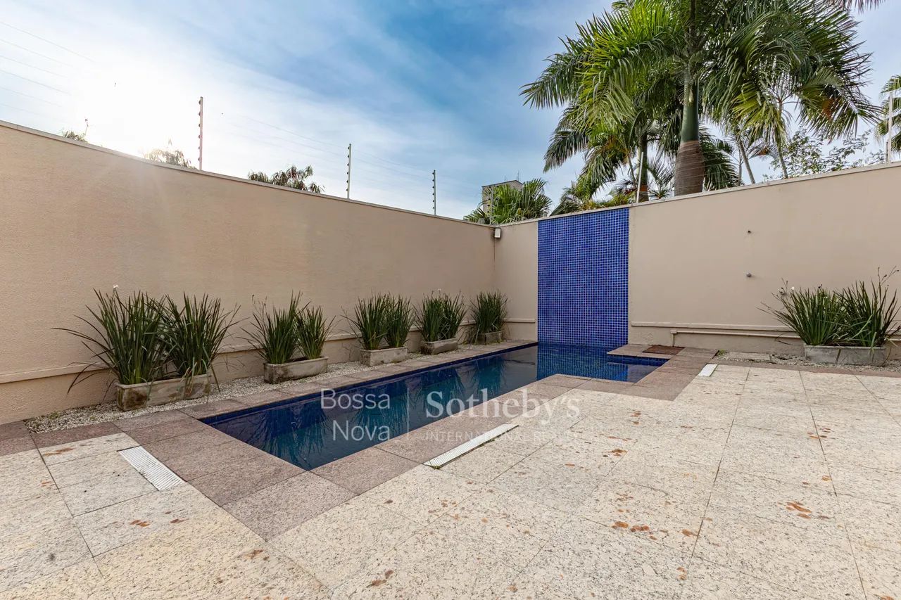 Casa reformada em condomínio com piscina privativa. - Foto 3