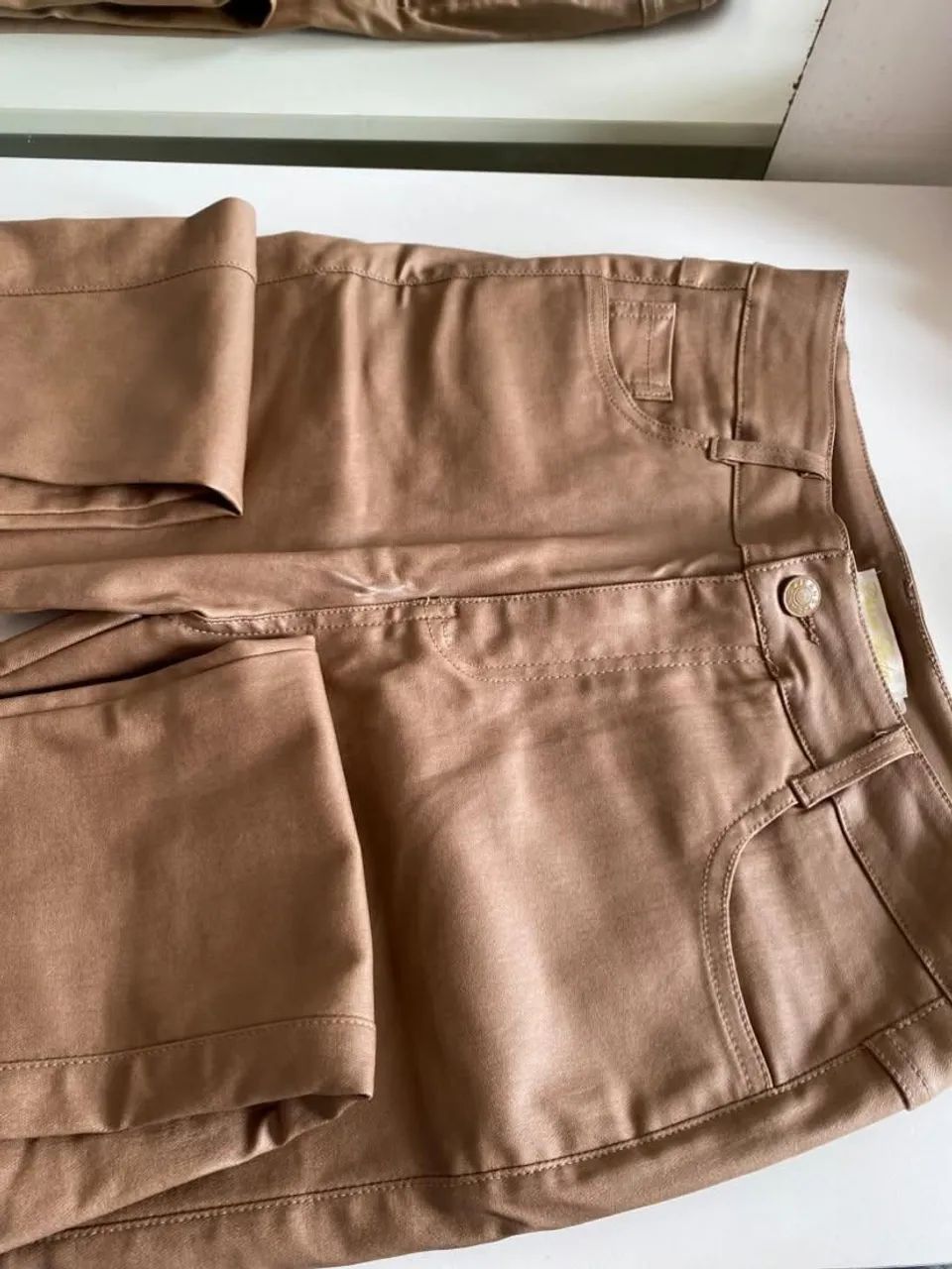 Calça marrom couro fake