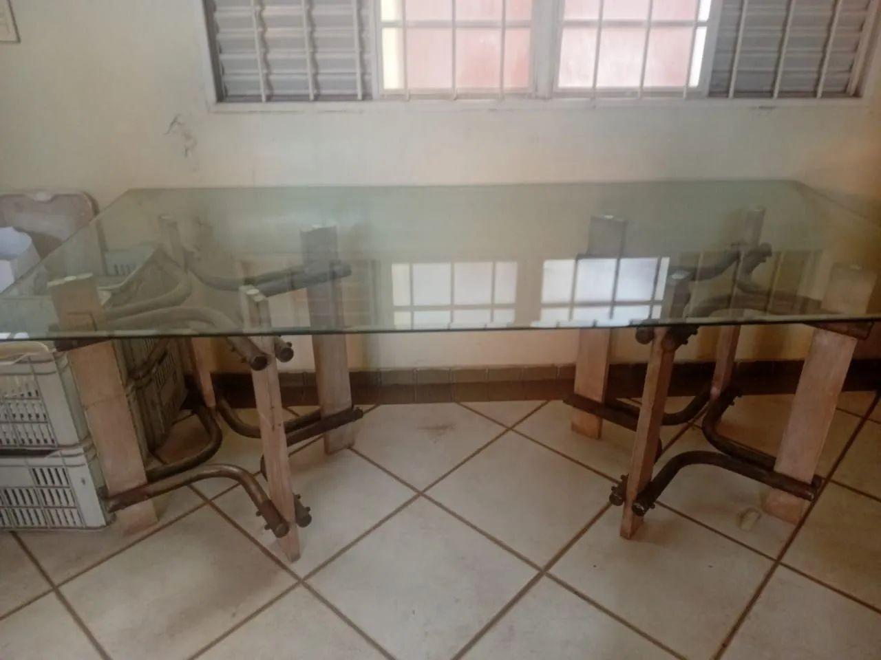 Mesa sem cadeiras. 