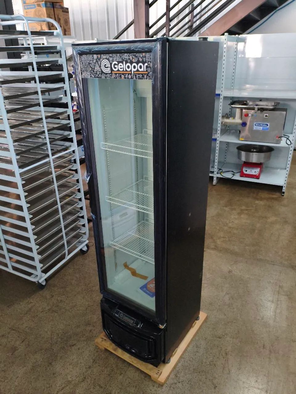 Expositor Vertical GPTU 230 Litros - Gelopar