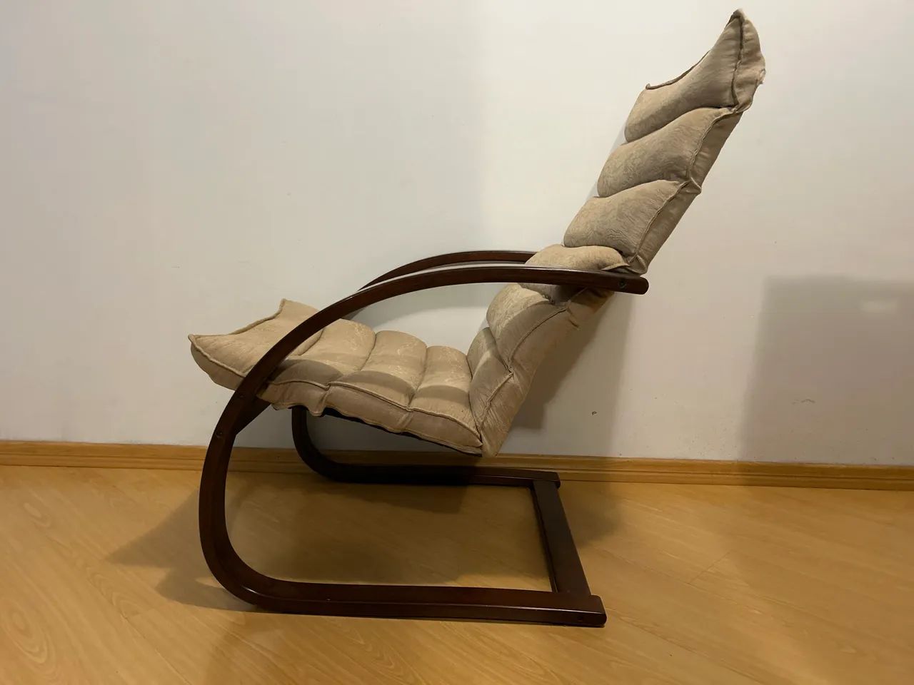 Poltrona reclinada em madeira curvada - design modernista - muito confortável - Foto 3