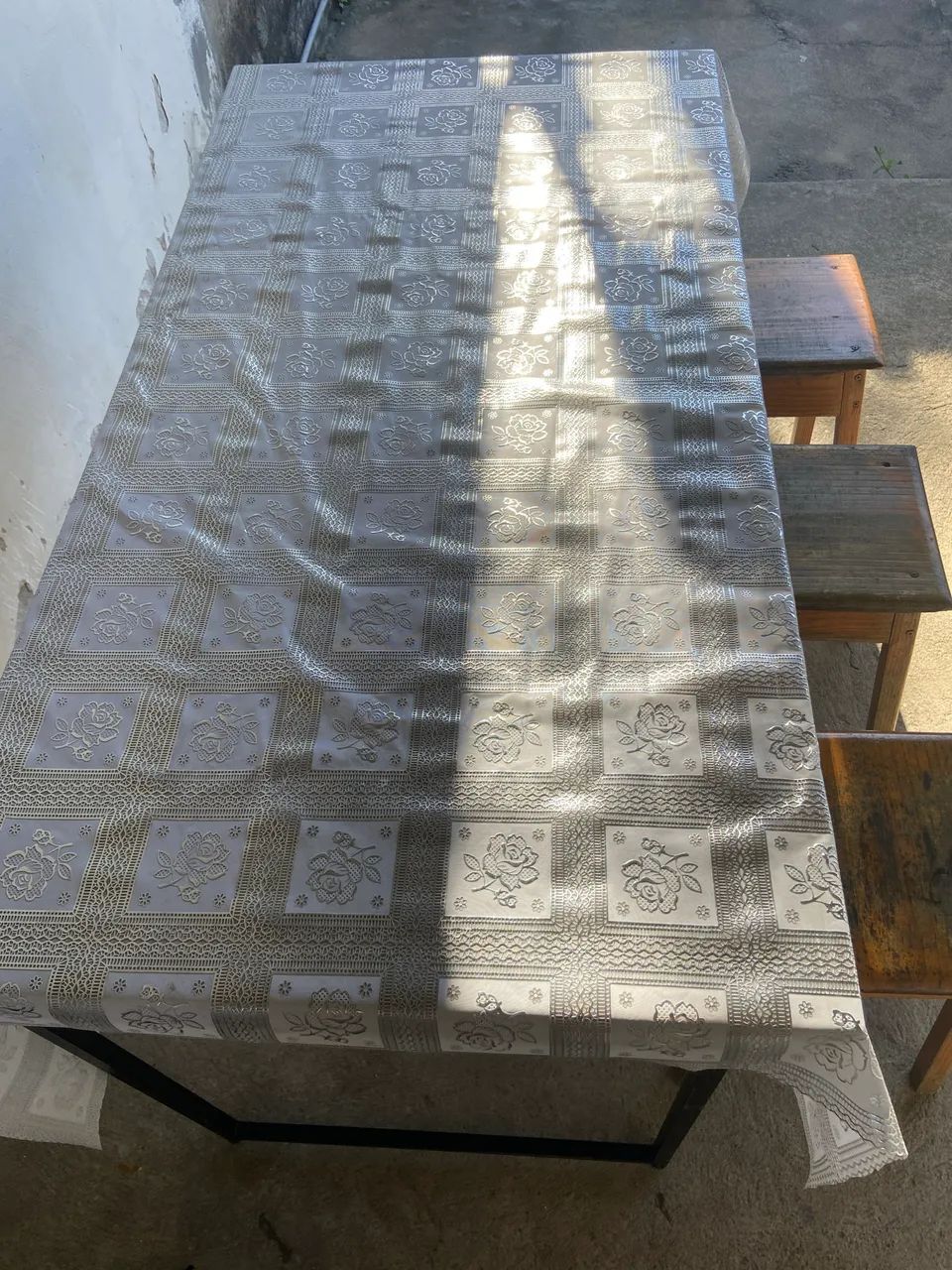 Vendo mesa de madeira com três bancos  - Foto 2