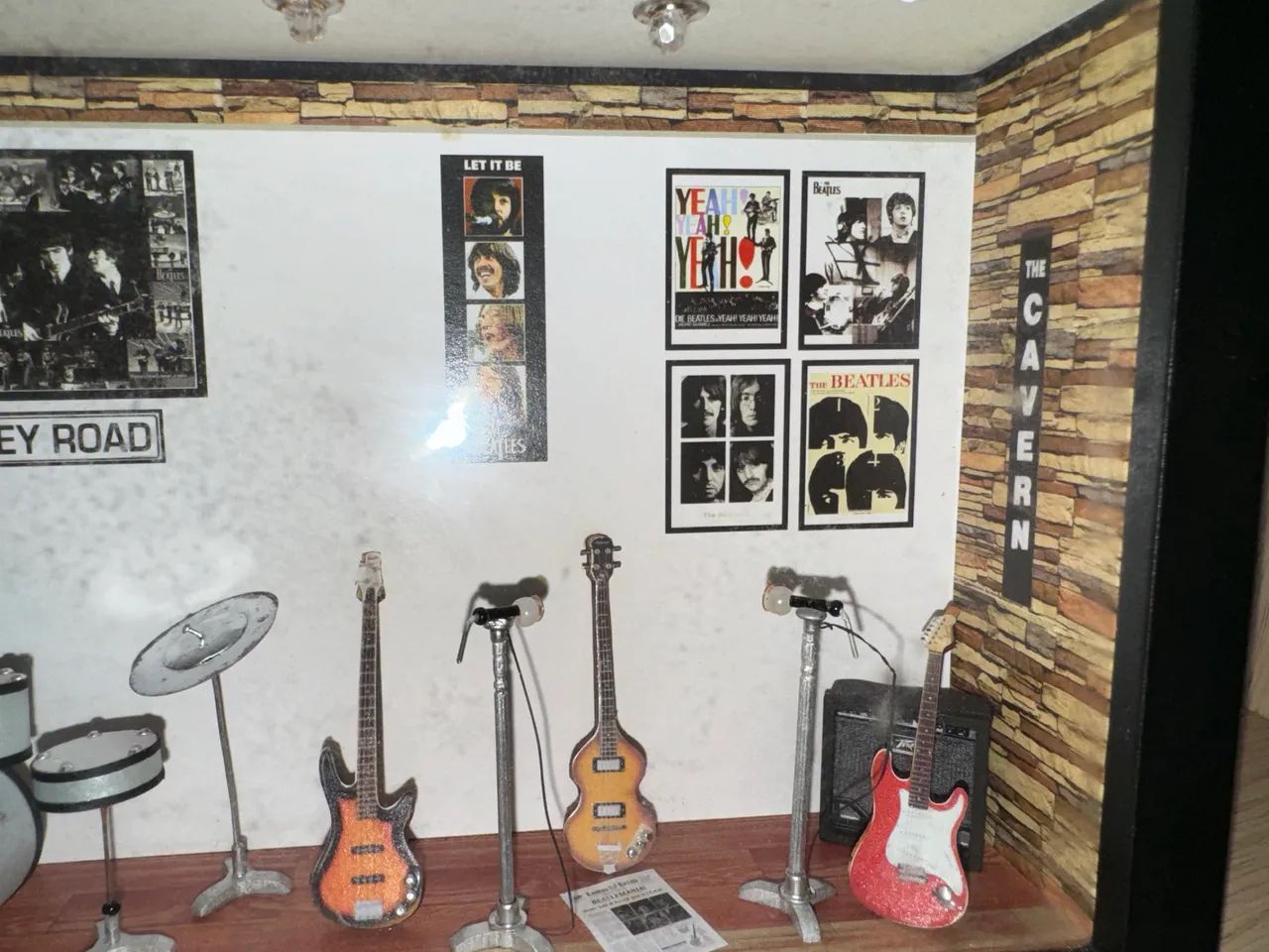Quadro miniatura com studio e instrumentos Beatles  - Foto 3