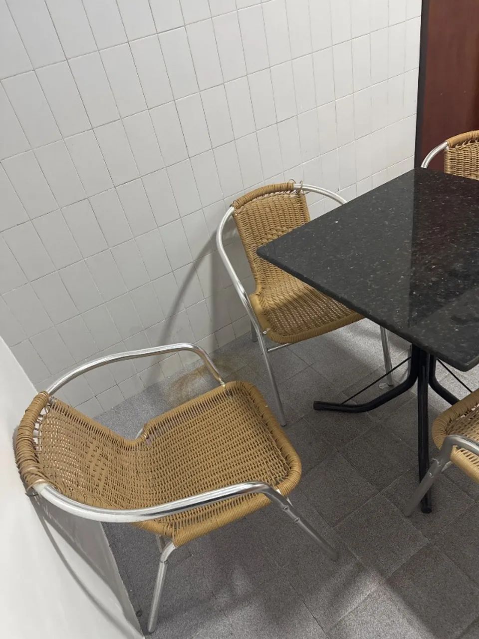 Mesa quadrada com 4 cadeiras  - Foto 2