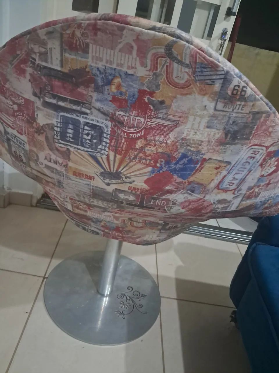 Poltrona giratoria com estampa retrô - cheia de estilo! - Foto 4