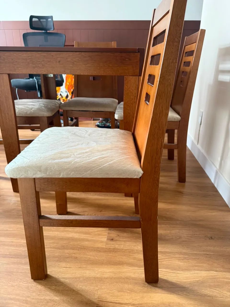 Mesa de jantar de madeira expansível com 4 cadeiras  - Foto 5